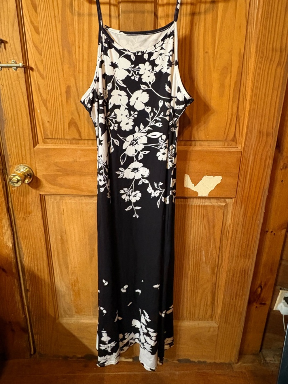 NFS-SOLD-VEGAS_POSH
Black & White Floral Maxi Dress - Sleeveless Slip Style